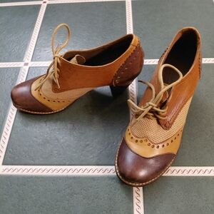 Women's Two-Tone Brown Lace-Up Oxford Heels